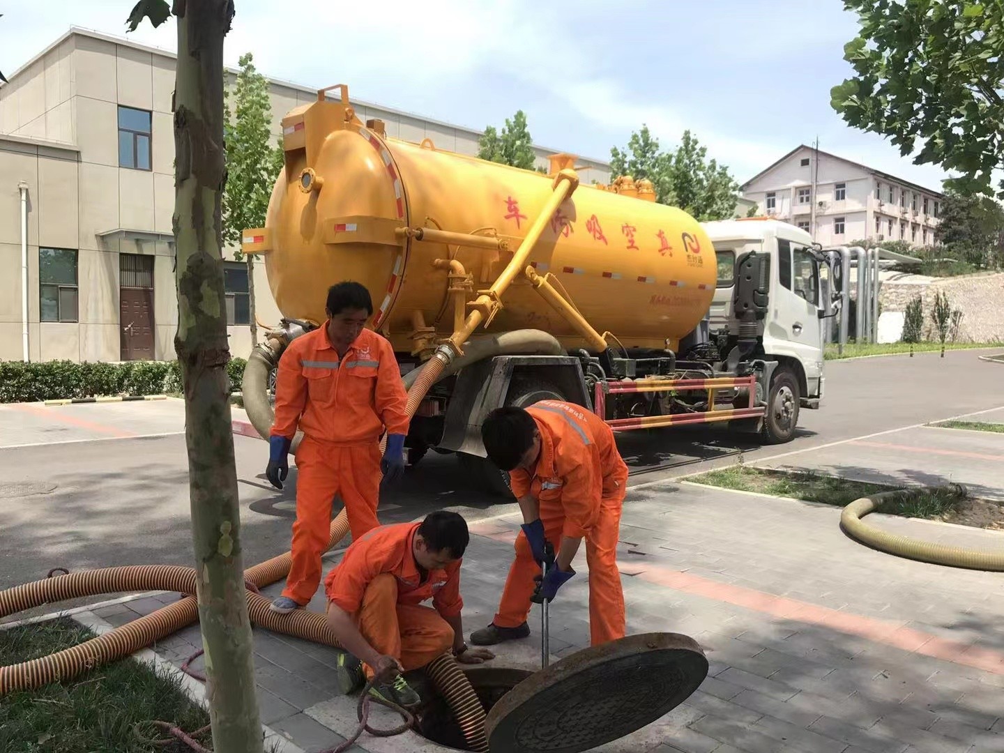 临漳管道疏通车停在窨井附近