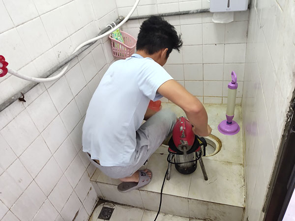 临漳管道堵塞冒臭气 专业师傅现场解决问题