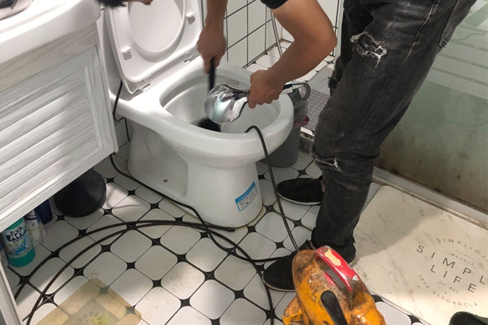临漳马桶堵塞自己疏通还是找师傅？专业上门服务让你省时更省心